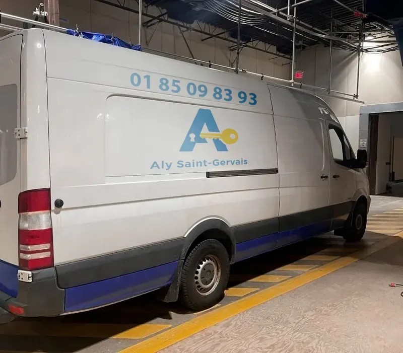 Camionnette d'intervention du serrurier Aly Serrurier Saint-Gervais, Paris 4e